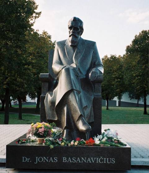 Dr. Jonas Basanavičius — skulptoriaus Antano Žukausko ir architekto Vytauto Balčiūno 1996 m. paminklas Vilkaviškyje