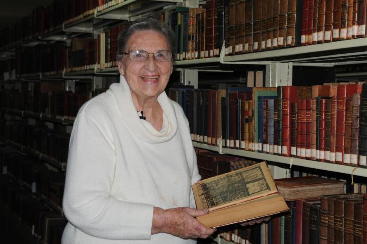 Stasio Petkaus nuotraukoje — dr. Jūratė de Rosales senųjų metraščių bibliotekoje Karake