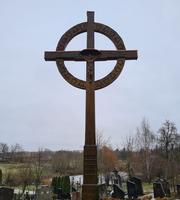 Medinis lietuviškas kryžius su raidos skrietu Želvos kapinėse
