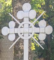 Lietuviškas kryžius broliams su raidos skrietu Skuode