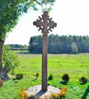 Raidos skrietu papuoštas lietuviškas kryžius Meteliuose