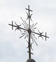 Mielagėnų šventoriaus vartų kryžius Sauliaus Maskeliūno nuotraukoje