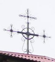 Spinduliuojantis ir aidintis Mielagėnų šventoriaus varpinės lietuviškas kryžius