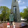 Atgimimo varpinė - Tautinės giesmės paminklas - Gedimino stulpų obeliskas Vilniuje