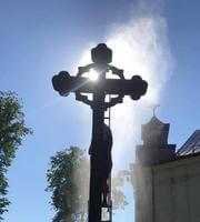 Medinis lietuviškas kryžius su raidos skrietu Panevėžiuko šventoriuje