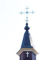 Katalikiškas ir lietuviškas kryžiai Anciškių šventovės bokšte