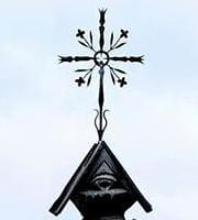Gėlėtas stogastulpio viršūnės kryžius Klepočiuose