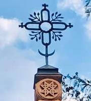 Širvintų koplytstulpio geometrinė drožyba su gėlėtu kryžiumi