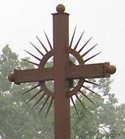 Medinis skreituotas spinduliuojantis lietuviškas kryžius Žiūruose