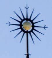 Saulėtas skreituotas spinduliuojantis Šv. Elžbietos kryžius Vilniuje