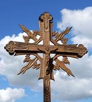 Žaižaruojantis medinis Simno kryžius Sauliaus Maskeliūno nuotraukoje